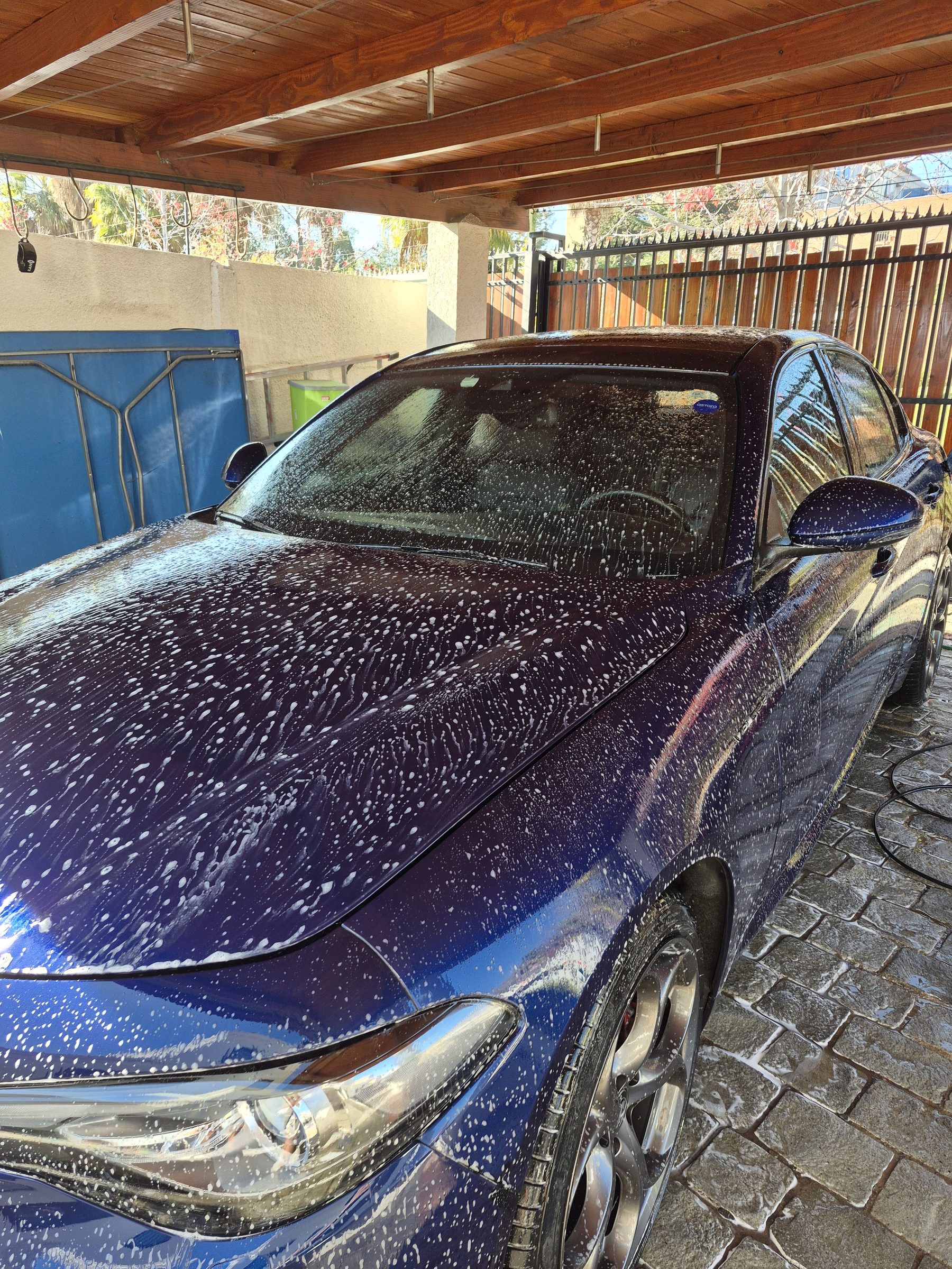 Auto siendo lavado por Cloud Clean